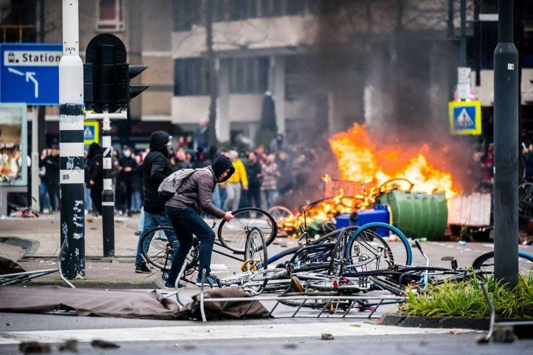 El primer ministro holandés, Mark Rutte, condenó los disturbios del fin de semana en los que los manifestantes atacaron a la policía e incendiaron automóviles.