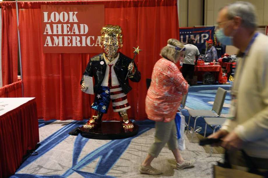 Una estatua de oro de Donald Trump fue el principal adorno de la conferencia.