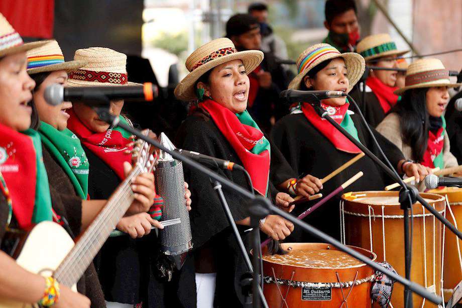 Un grupo musical indígena se presentó este miércoles en la inauguración de la "Casa del Pensamiento", en el marco del Día Internacional de la Eliminación de la Violencia contra la Mujer en Bogotá.