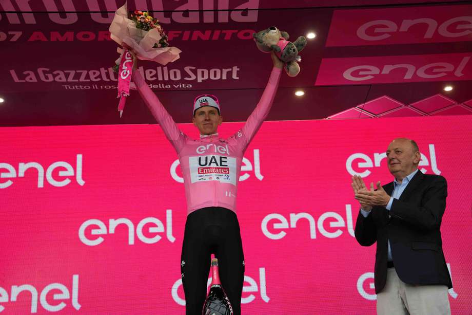 El esloveno Tadej Pogacar celebra su primera victoria en una etapa del Giro de Italia.