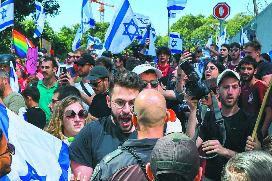 Los policías israelíes se enfrentaron a unos manifestantes que salieron a las calles el 16 de marzo para mostrar su inconformismo frente al proyecto de ley de la reforma judicial.