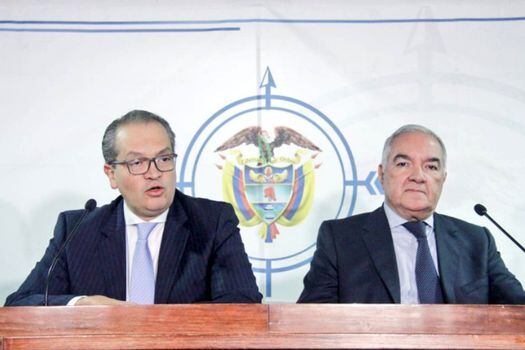 El Procurador Fernando Carrillo junto al Contralor General Edgardo Maya.  / Procuraduría General de la Nación