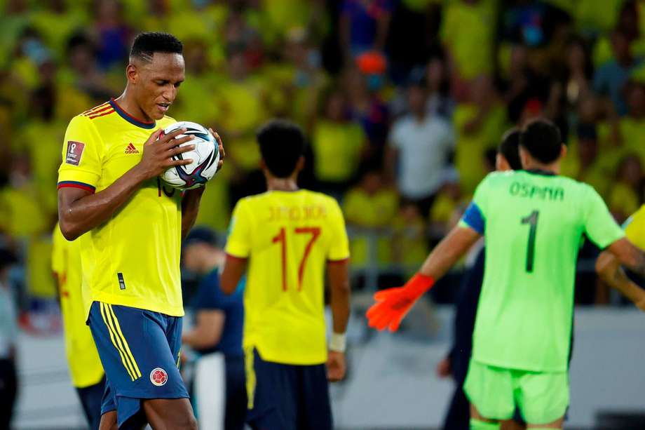 Yerry Mina se lamenta por el gol anulado contra Ecuador en el empate 0-0 entre ambas selecciones.