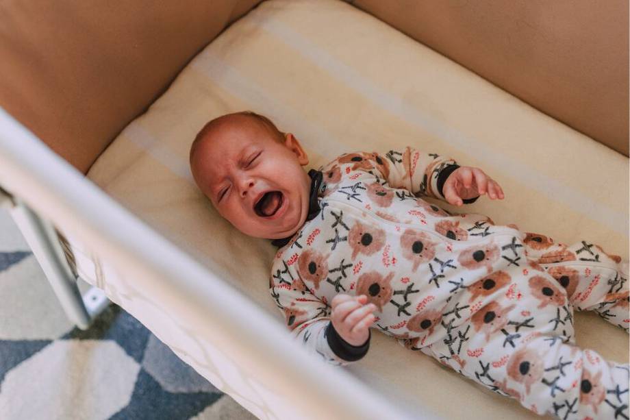 ¿Por qué mi bebé llora cuando está dormido? Esta es la razón
