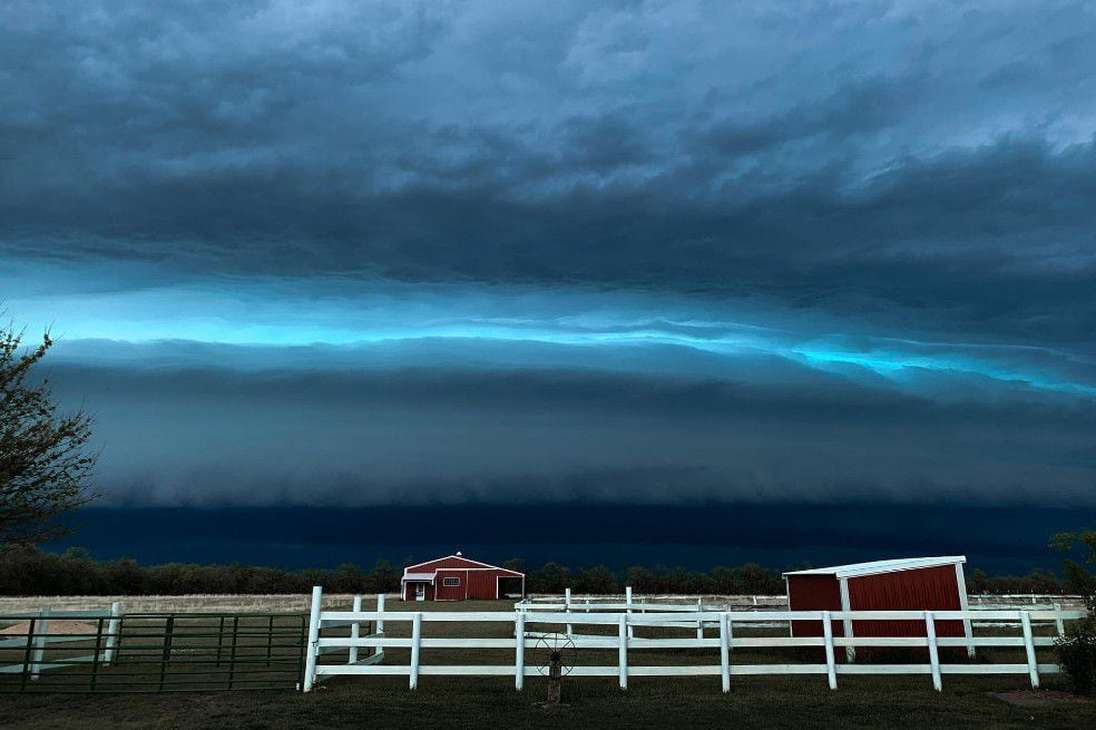 Tormenta en Kansas de Phoenix Blue retrata el momento en el que se acerca una tormenta supercelular. Estas tormentas normalmente son duraderas, intensas y relativamente grandes.