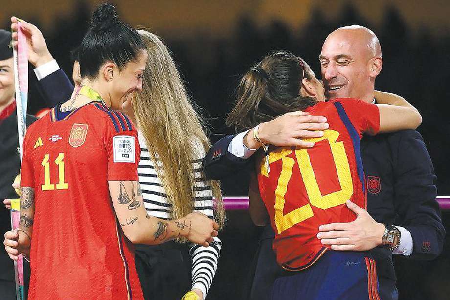 Luis Rubiales (der.), expresidente de la Federación Española de Fútbol, fue sacado de su cargo por acoso sexual a una futbolista de la selección femenina de España. 