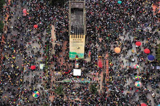 Imagen de las multitudinarias protestas ciudadanas que se han concentrado en torno al Monumento a los Héroes, en el norte de Bogotá, durante los días del paro nacional.