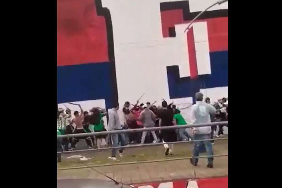 Hinchas de Nacional y Medellín protagonizaron riña con machetes en Itagüí.