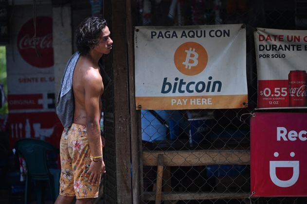 Fitch rebaja calificación de El Salvador y señala incertidumbre por bitcóin