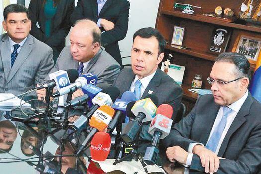 Los ministros de Defensa, Luis Carlos Villegas, y del Interior, Guillermo Rivera, cuando radicaron en el Congreso la ley estatutaria de la JEP. / Senado