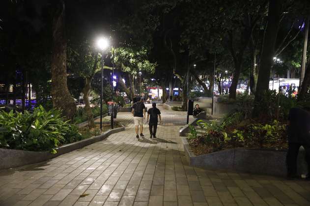 Policías se enfrentaron con mujeres en el parque Lleras de Medellín ¿qué pasó?