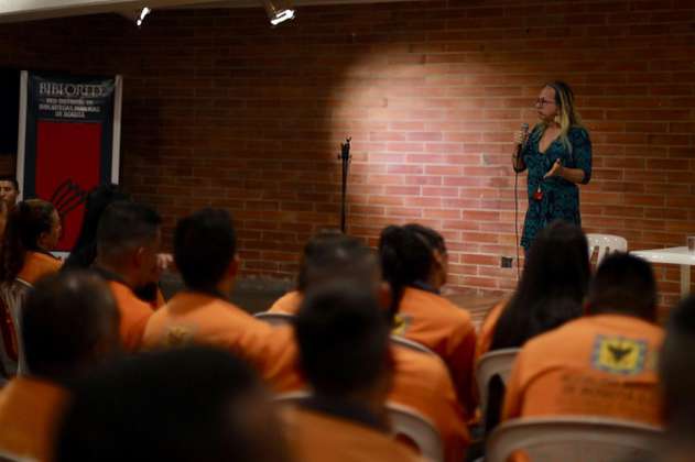 Brigitte Baptiste dio una conmovedora conferencia en la Cárcel Distrital de Bogotá