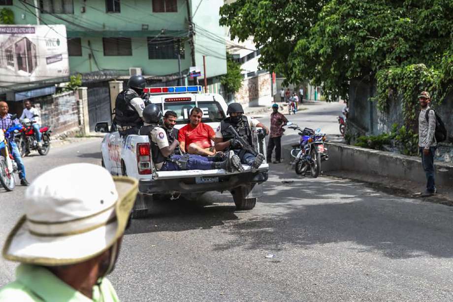 Este es el momento en que la policía haitiana captura a otros dos presuntos mercenarios colombianos.  / AFP