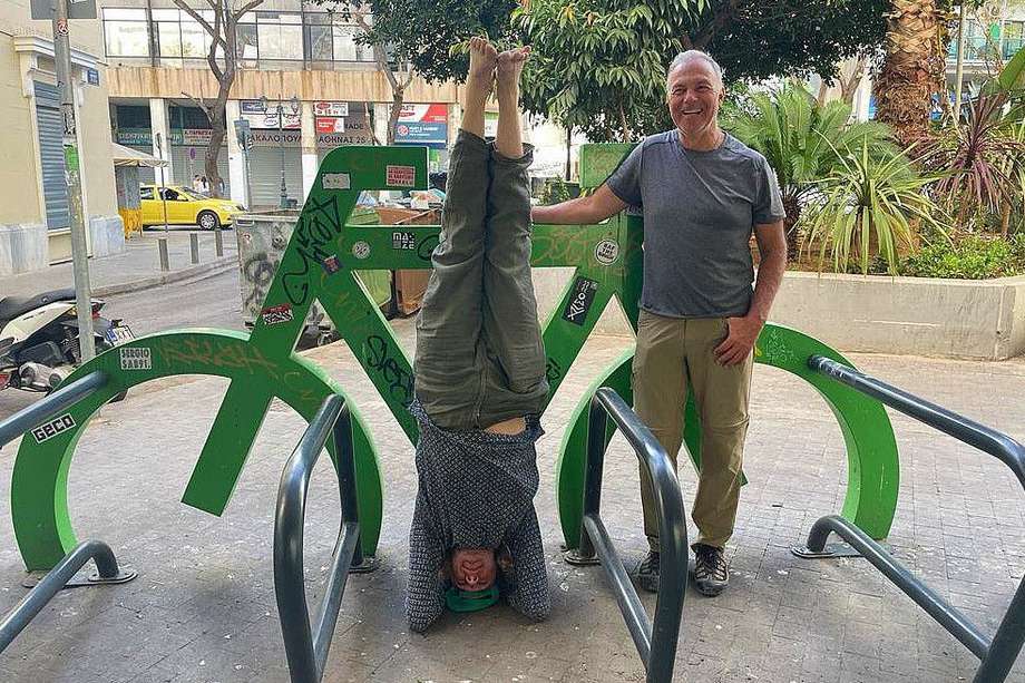 Alejandro (de cabeza) e Iván ya están en Grecia, cada uno preparándose a su manera para la travesía en bicicleta hasta Ámsterdam.