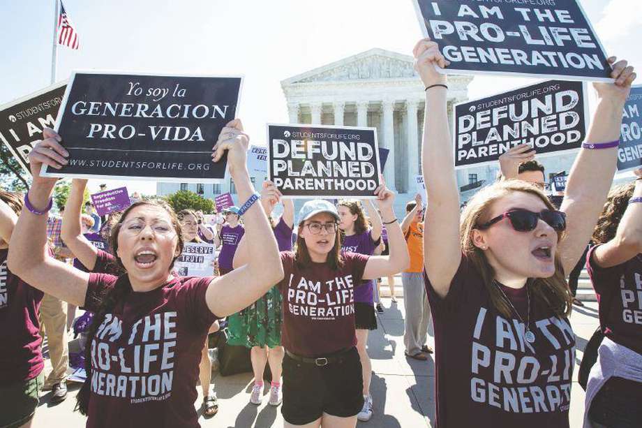 Fotografía de archivo de una manifestación contra el aborto frente a la Corte Suprema en Washington D.C.