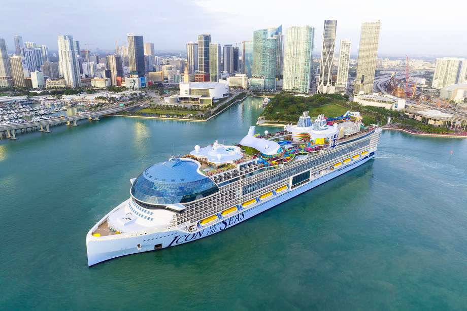 El muy esperado Icon of the Seas de Royal Caribbean International llegó a Miami por primera vez antes de su debut oficial el 27 de enero.