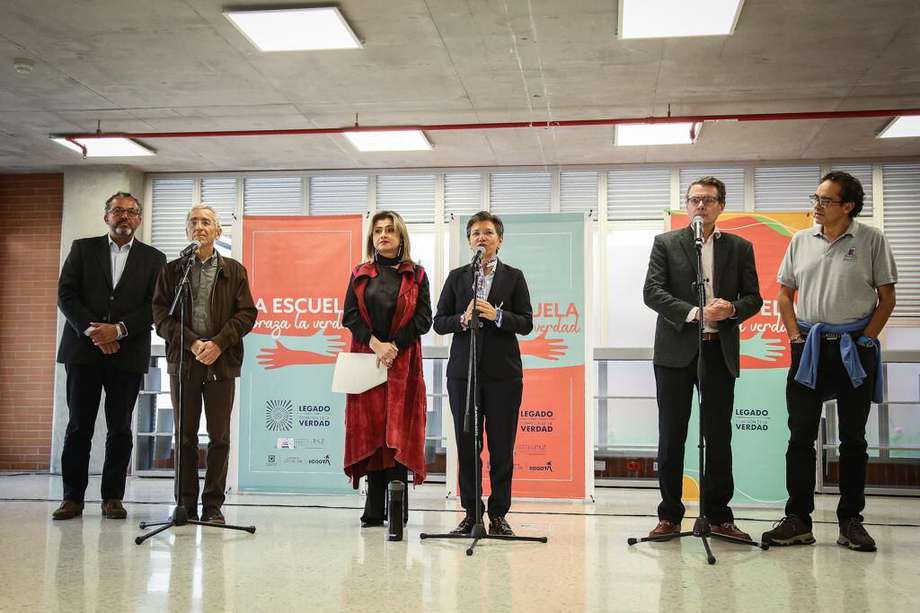 La alcaldesa de Bogotá inició la socialización en compañía del presidente de la Comisión de la Verdad, padre Francisco de Roux, y del ministro de Educación, Alejandro Gaviria.