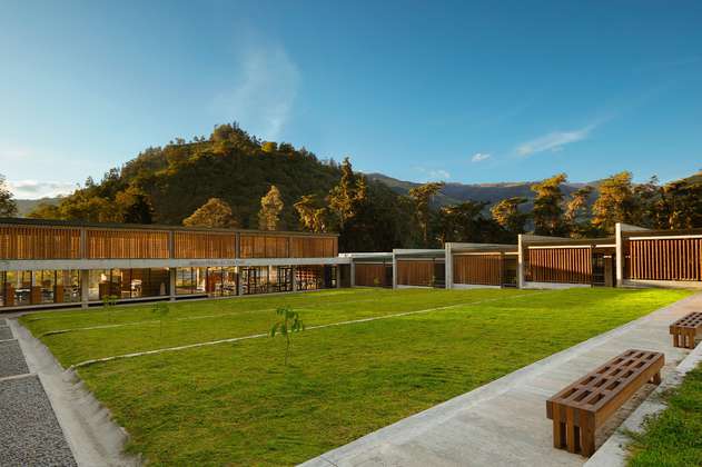 Este es el colegio público que Crepes & Waffles construyó en Cajamarca, Tolima