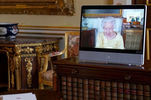 La reina Isabel está bajo supervisión médica: debe permanecer dos semanas más en reposo. La agenda virtual que tenía fue cancelada.