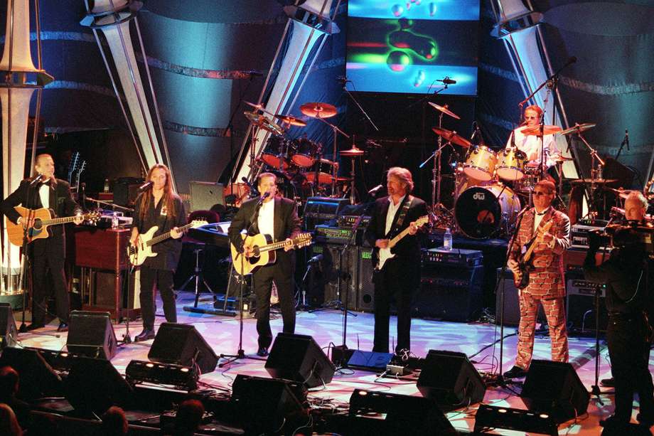 The Eagles, desde izquierda a derecha: Randy Meisner, Timothy Schmit, Glenn Frey, Don Felder, Joe Walsh, Don Henley y Bernie Leadon aparecen juntos en el escenario después de recibir sus premios y ser incluidos en el Salón de la Fama del Rock & Roll, el 12 de enero de 1998, en Nueva York.
