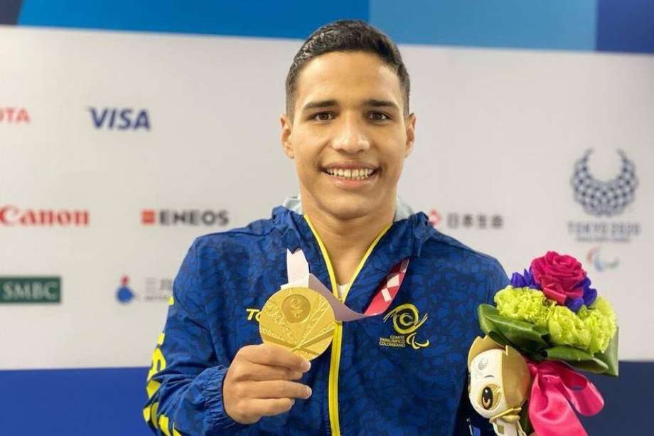 Carlos Daniel Serrano con la medalla de oro en los Juegos Paralímpicos de Tokio 2020.