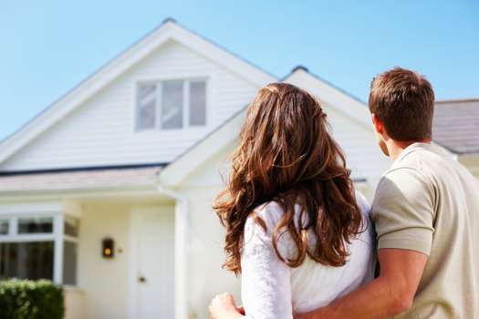 La afectación a vivienda familiar es una institución concebida para proteger al cónyuge o compañero no propietario y a sus hijos de los actos de disposición del propietario.