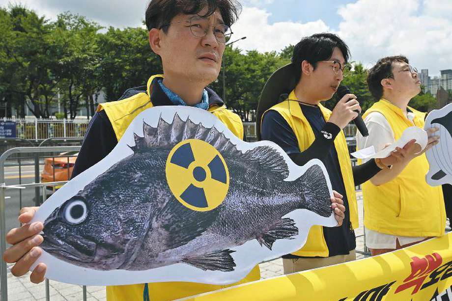 Miembros del opositor Partido de la Justicia de Corea del Sur en una manifestación contra el plan de Japón de descargar agua tratada de la planta nuclear de Fukushima. 