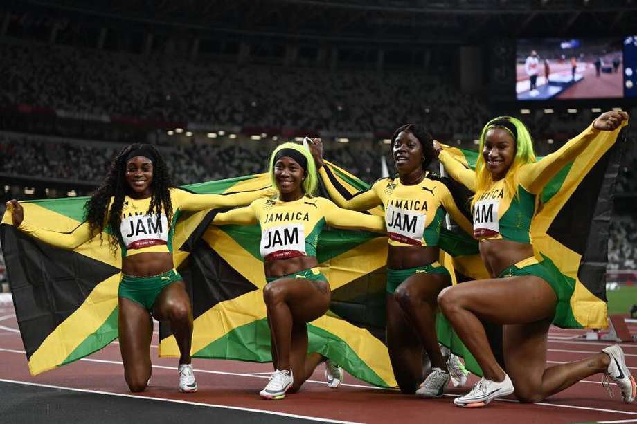 La cuarteta jamaiquina luego de cruzar la meta y ganar la medalla de oro.