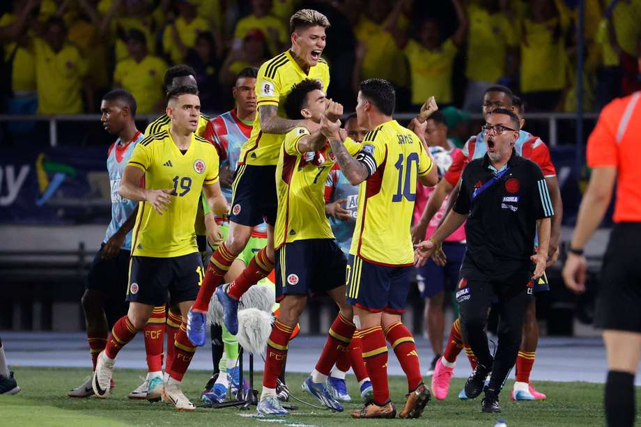 Luis Díaz (cent.) de Colombia celebra uno de goles en un partido de las Eliminatorias Sudamericanas para la Copa Mundial de Fútbol 2026 entre Colombia y Brasil en el estadio Metropolitano en Barranquilla (Colombia).
