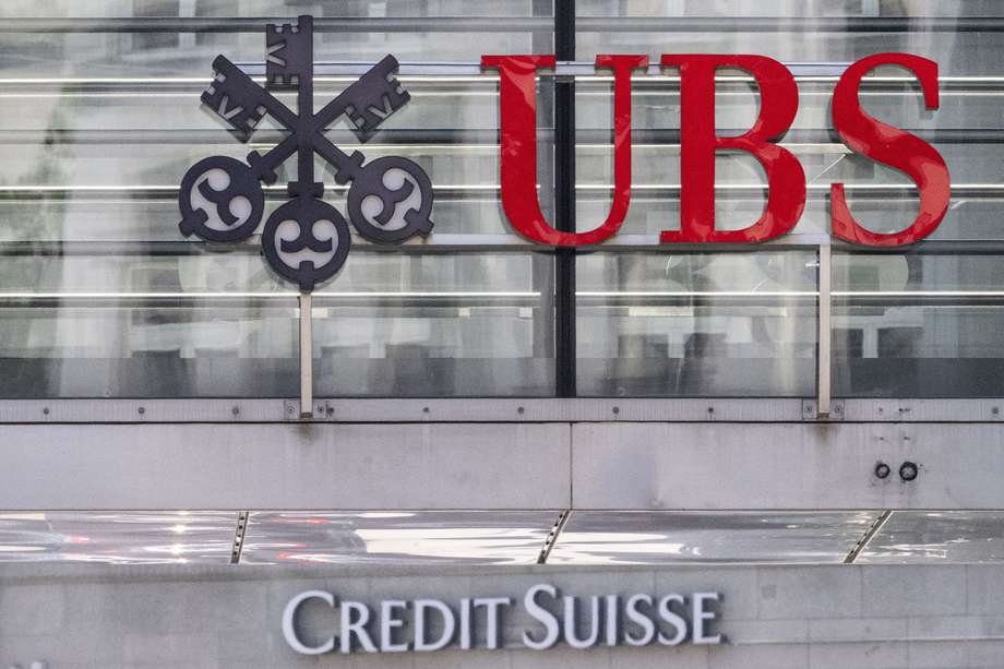  Los dos logotipos de los bancos UBS y Credit Suisse en Zúrich, Suiza. 