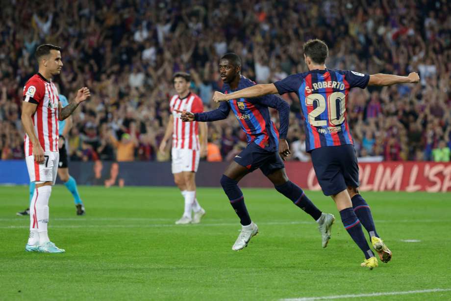 Sergi Roberto y el francés Ousmane Dembélé, celebran el primer gol del equipo blaugrana durante el encuentro correspondiente a la jornada 11 de Primera División que disputan frente al Athletic Club en el Spotify Camp Nou, en Barcelona. EFE / Quique García.
