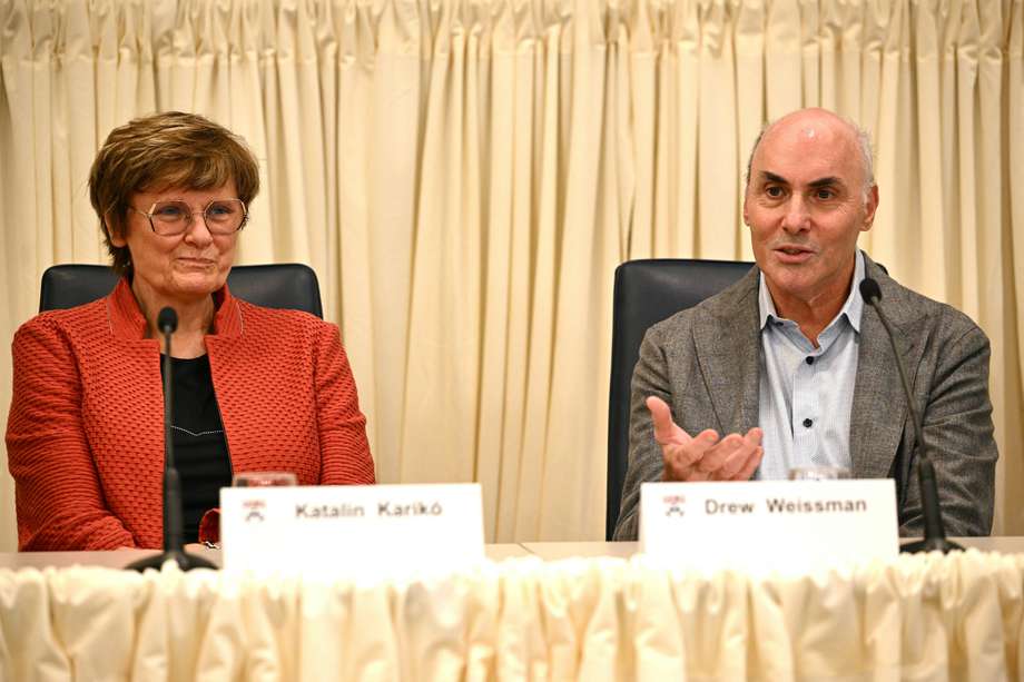 Katalin Karikó y Drew Weissman, dos científicos cuyas investigaciones fueron cruciales para el desarrollo de las vacunas de ARN mensajero para el covid-19, que salvaron millones de vidas
