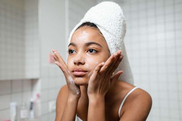 Limpiadores faciales vs. jabones: ¿cuál es más recomendable? 