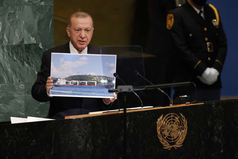 El presidente de Turquía, Recep Tayyip Erdogan, sostiene una foto de un barco de granos mientras pronuncia su discurso durante el Debate General 77 dentro del Salón de la Asamblea General en la Sede de las Naciones Unidas en Nueva York.