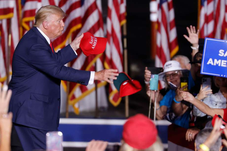 El expresidente estadounidense Donald J. Trump lanza gorras de Save America a sus partidarios al inicio de un mitin en el aeropuerto Minden-Tahoe en Minden, Nevada.