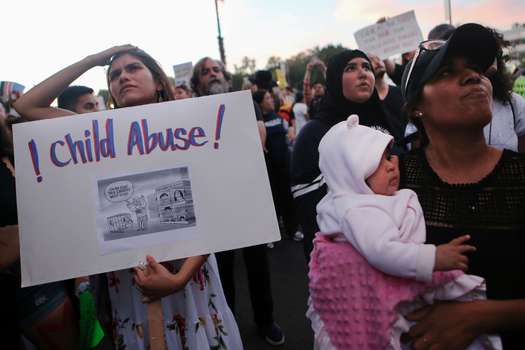 Protestas por el trato que da Trump a los niños inmigrantes en la frontera.  / AFP