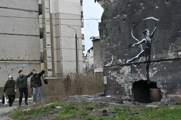 Banksy pinta un grafiti en una ciudad ucraniana bombardeada por Rusia