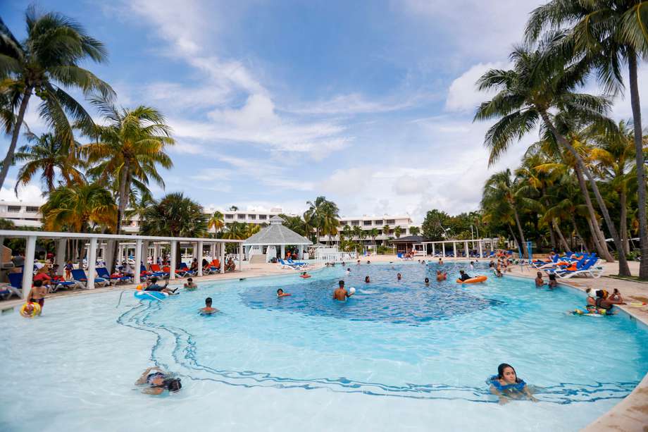  Turistas disfrutan de una piscina en un hotel el 2 de mayo de 2022, en Varadero (Cuba).  EFE/ Yander Zamora
