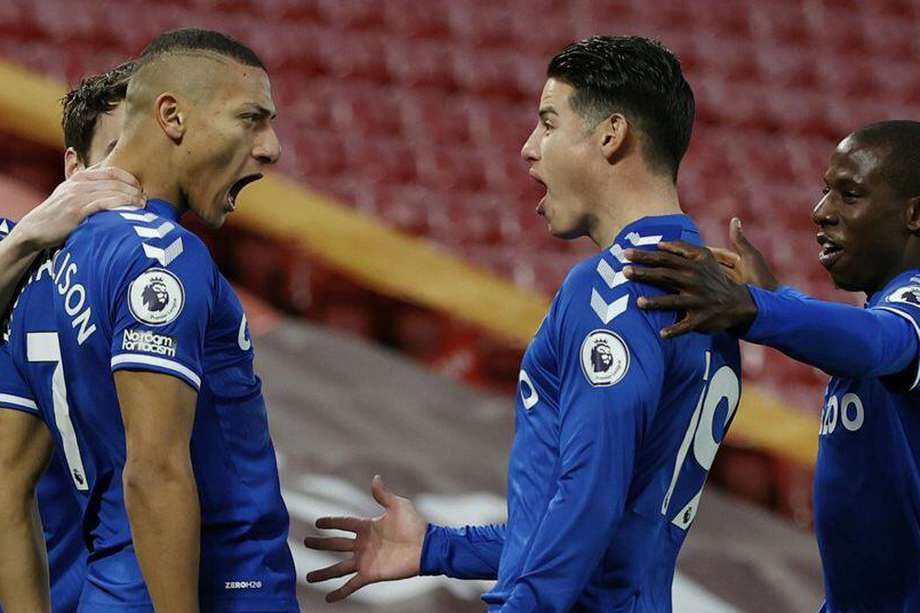 Richarlison y James celebran el gol con el que Everton abrió el marcador frente al Liverpool.
