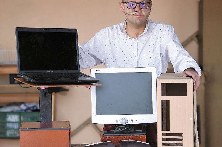 Ángel Rodríguez - Emprendedor - Realiza equipos de computo con material reciclado