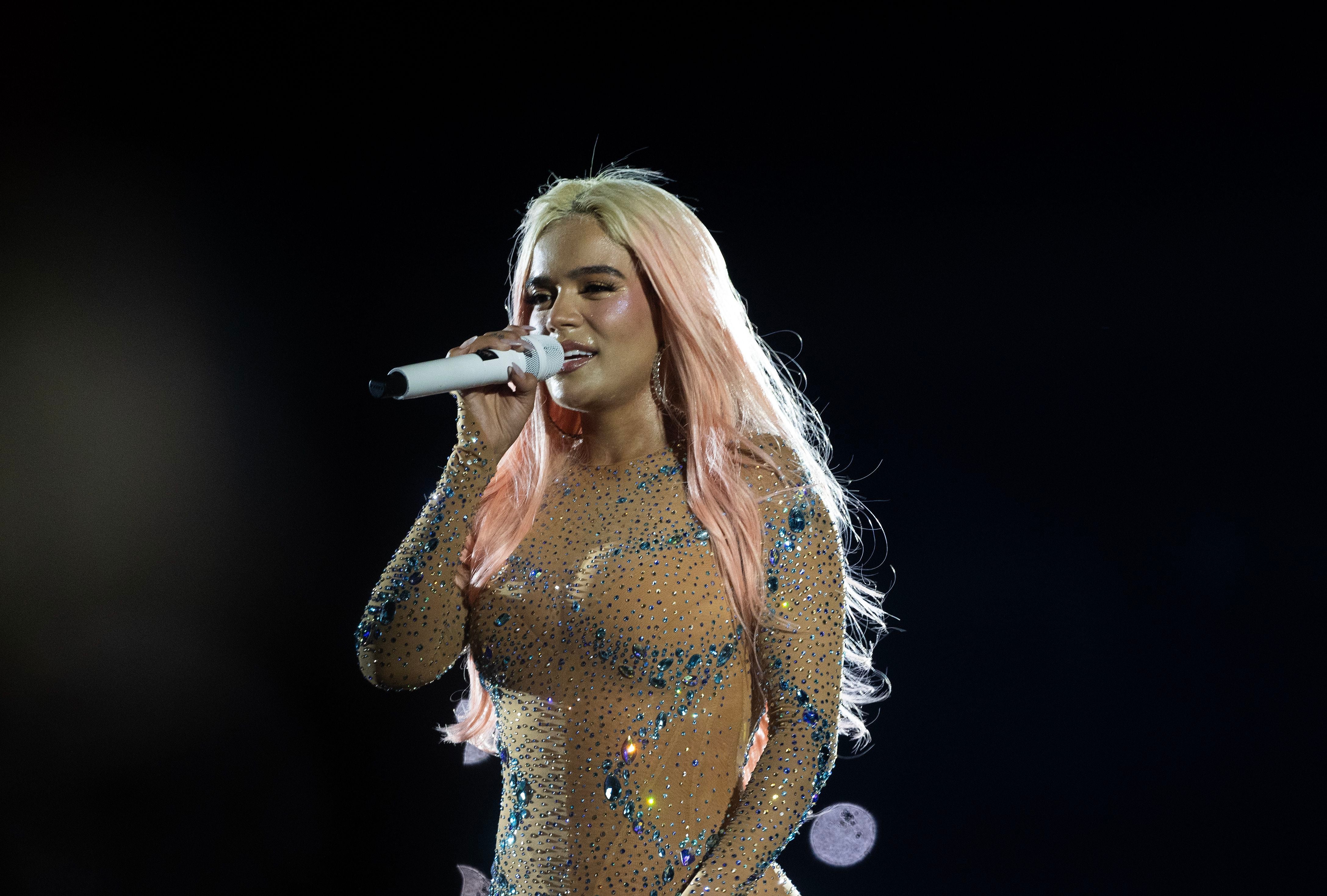 Golpean a Karol G en pleno concierto y la cantante reacciona de manera  inesperada | Revista Vea