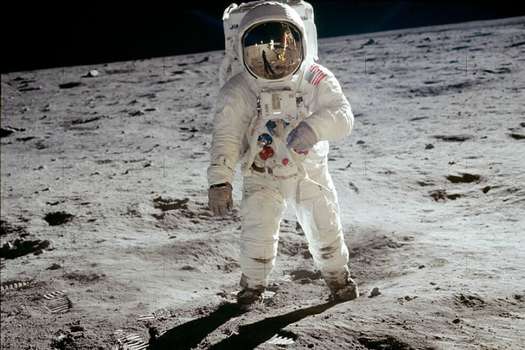 Neil Armstrong hizo esta fotografía de su compañero "Buzz" Aldrin en el "Mar de la tranquilidad" en la Luna. 
 / NASA