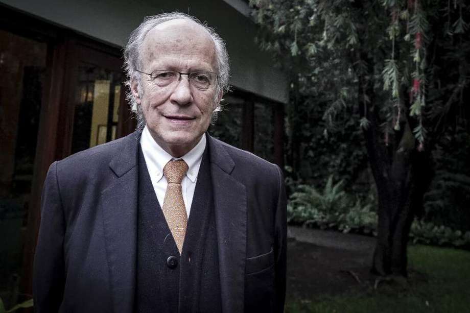 Manuel Rodríguez Becerra es autor de al menos 25 libros, la mayoría sobre medio ambiente, fue el primer ministro del Medio Ambiente en Colombia y es profesor emérito de la Universidad de los Andes.