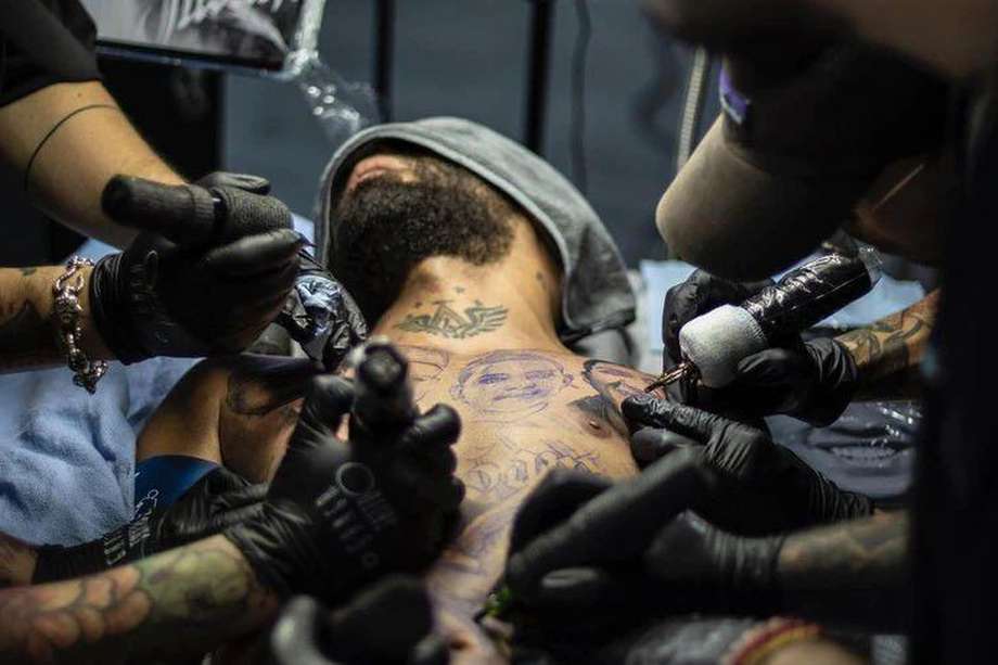 El artista Arcángel se sometió a un procedimiento para hacerse un tatuaje en honor a su hermano, quien falleció hace un año.