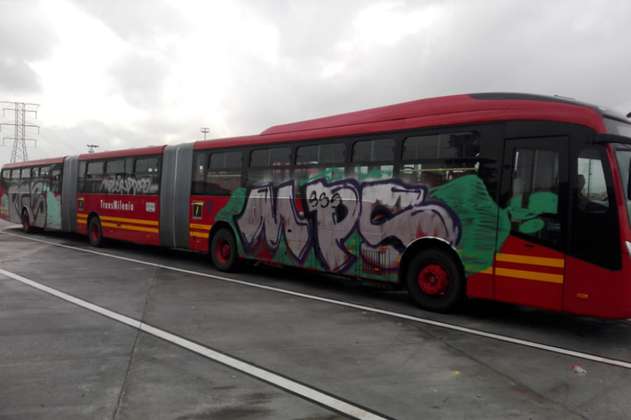 Bus de Transmilenio fue blanco de vandalismo y terminó pintado con grafitis