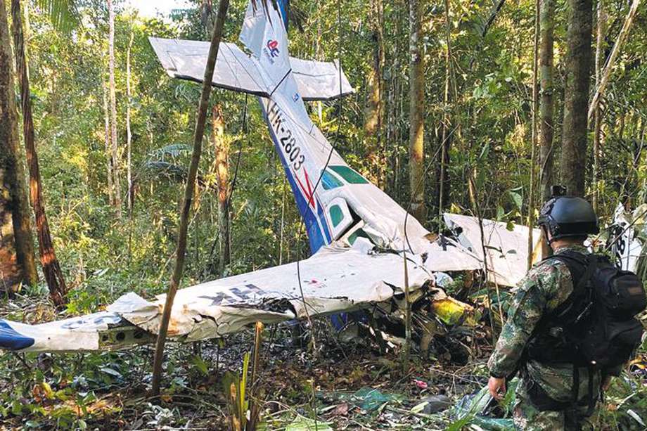 AME241. GUAVIARE (COLOMBIA), 19/05/2023.- Fotografía cedida por el ejército de Colombia de las labores de recuperación en el lugar de accidente de una avioneta que cayó en medio de la selva, el 18 de mayo de 2023, en el Guaviare (Colombia).  EFE/ Ejército De Colombia 
