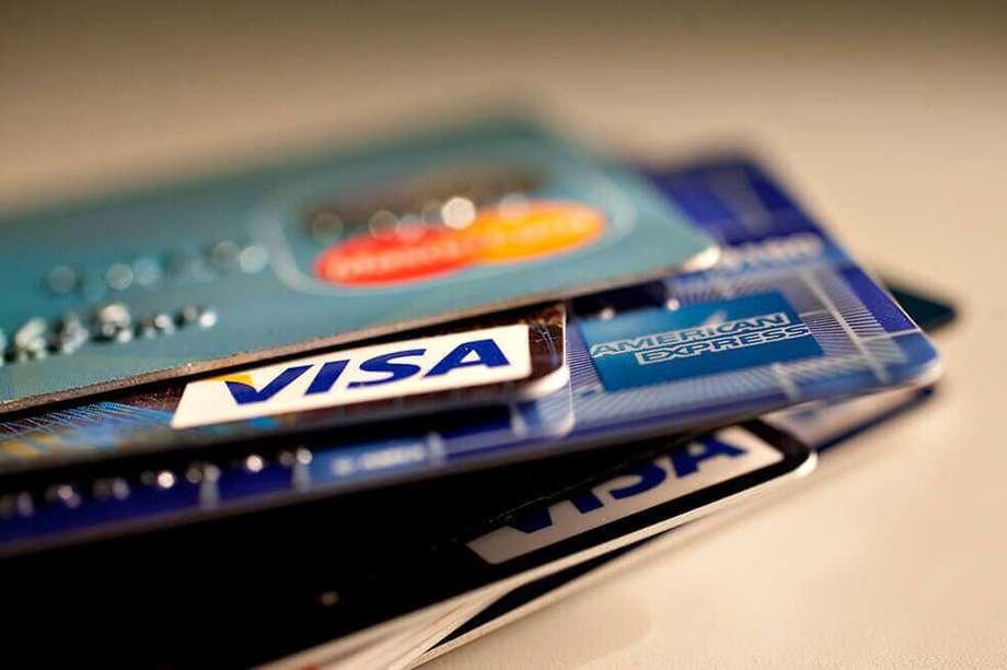 Algunos desembolsos y pagos están exentos siempre y cuando se hagan con tarjetas de crédito cuyos titulares sean personas naturales.