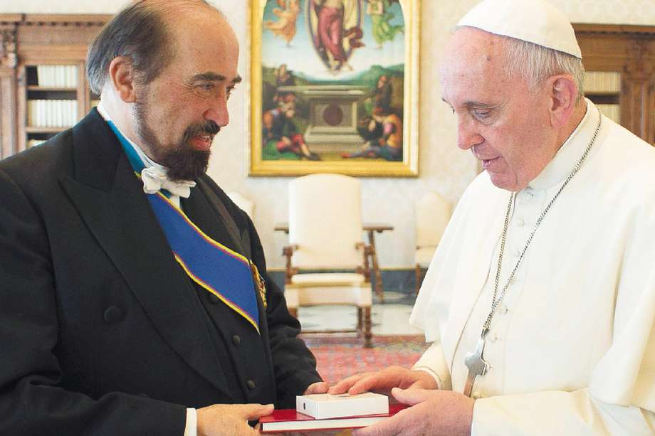 VAT101. Vatican City (Vatican City State (holy See)), 25/04/2015.- A handout photo provided by the Vatican newspaper L'Osservatore Romano on 25 April 2015 of Colombian Ambassador to the Holy See Guillermo Leon Escobar Herran (L) exchanging gifts with Pope Francis (R) after presenting his credentials at the Vatican, 25 April 2015. (EDITORS NOTE: THIS HANDOUT PHOTO TO BE USED SOLELY TO ILLUSTRATE NEWS REPORTING OR COMMENTARY ON THE FACTS OR EVENTS DEPICTED IN THIS IMAGE) (Papa) EFE/EPA/OSSERVATORE ROMANO / HANDOUT HANDOUT EDITORIAL USE ONLY/NO SALES