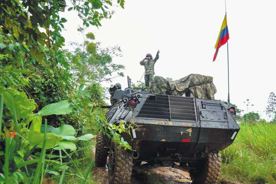 Soldados del Ejército Nacional patrullan en carro blindado  la zona rural de Arauquita, departamento de Arauca, el 23 de marzo de 2017. Allí se mantienen las operaciones contra la guerrilla en 2022.  