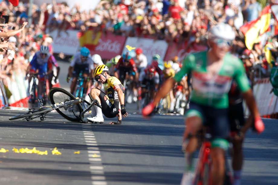 El ciclista esloveno Primoz Roglic (i), del equipo Jumbo Visma, sufrió una caída a pocos metros de la línea de meta al tiempo que el ciclista danés Mads Pedersen (d), del equipo Trek-Segafredo y líder de la regularidad, se proclamó vencedor de la decimosexta etapa de la Vuelta a España.